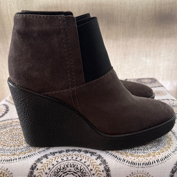 Aquatalia Women´s dark brown suede pull on ankle...